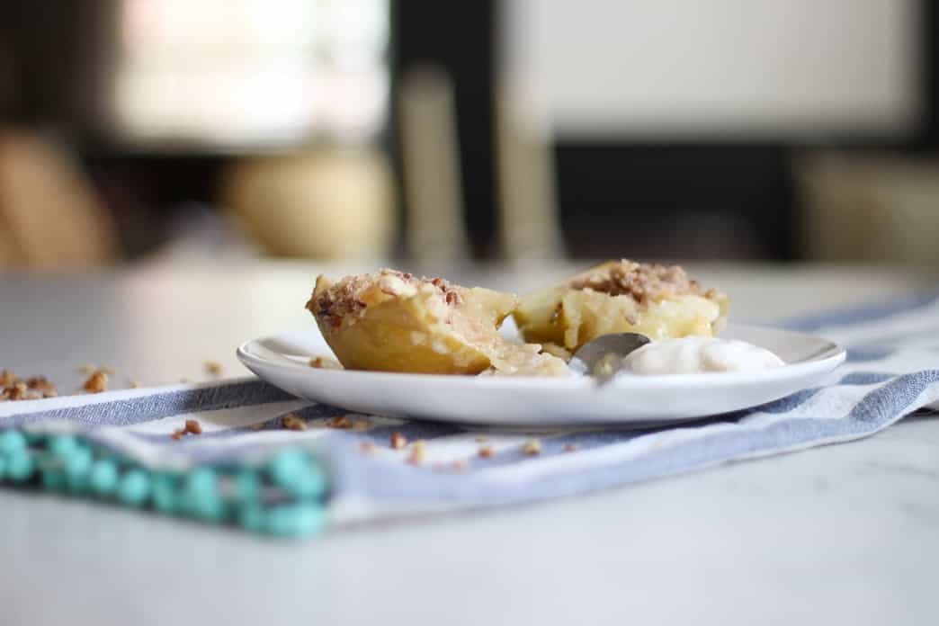 Baked Apples with Cinnamon Crumble Filling