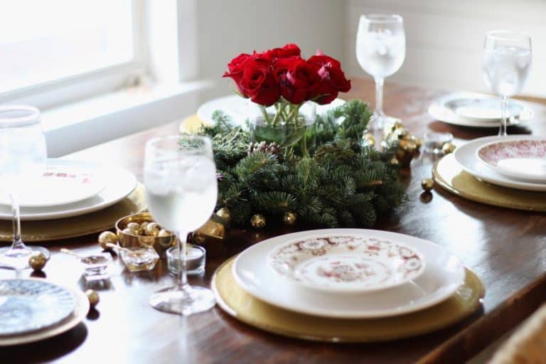 Simple Holiday Tabletop Decor Inspiration